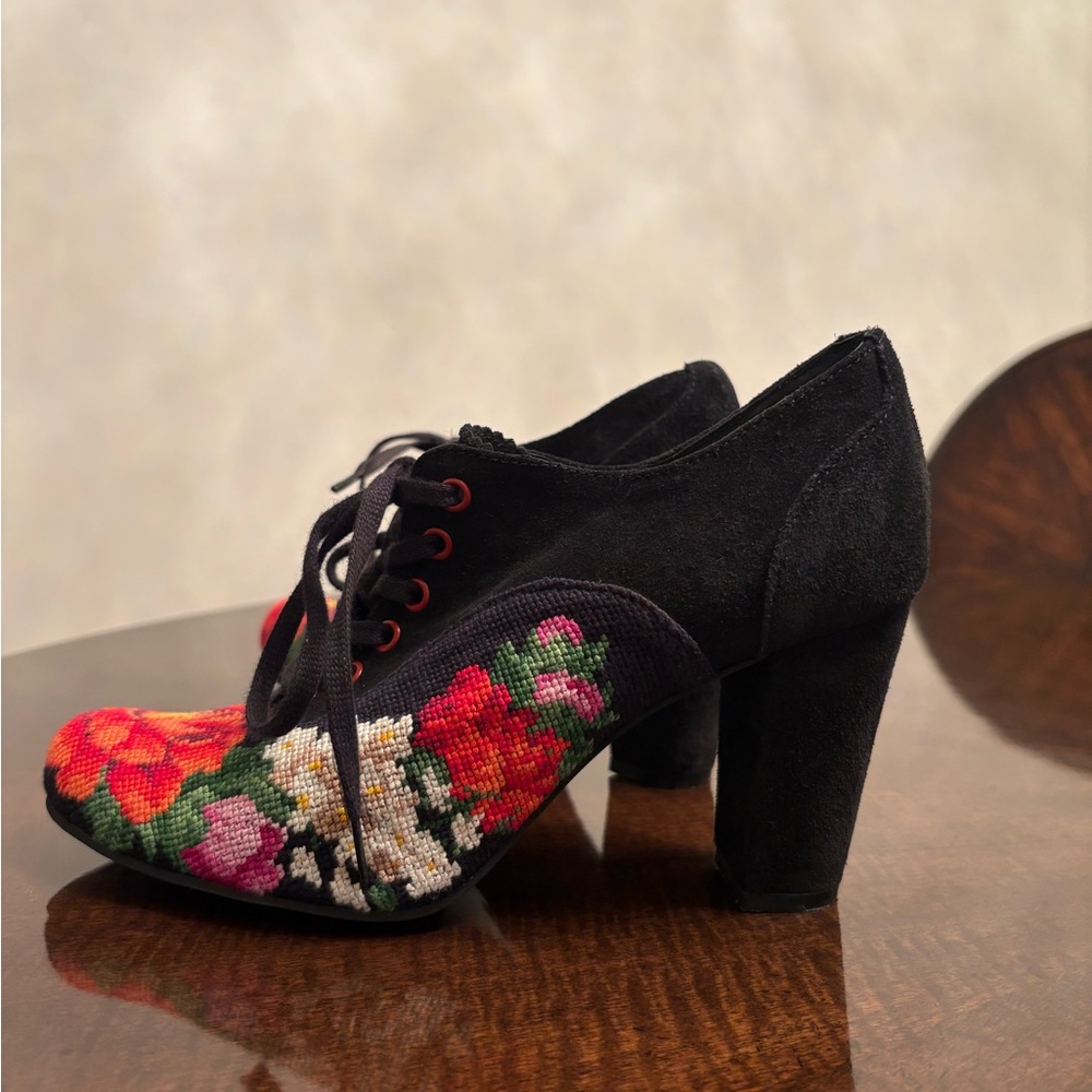 Floral Embroidered Black Heels, size 8.5